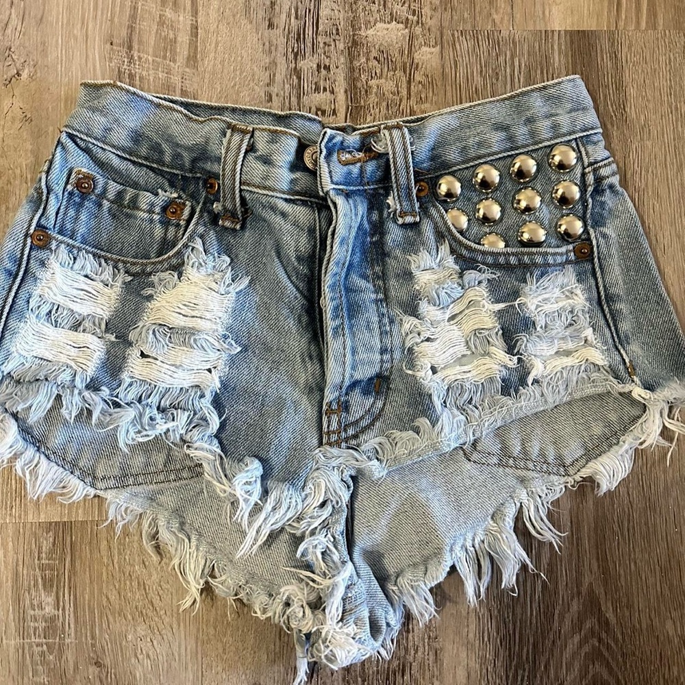 Runway Dreamz Levi’s high waist denim shorts 🍑